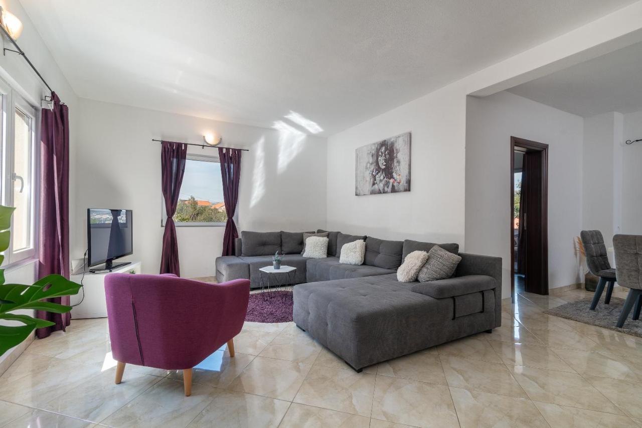 Holiday Villa Nostra โตรกีร์ ภายนอก รูปภาพ