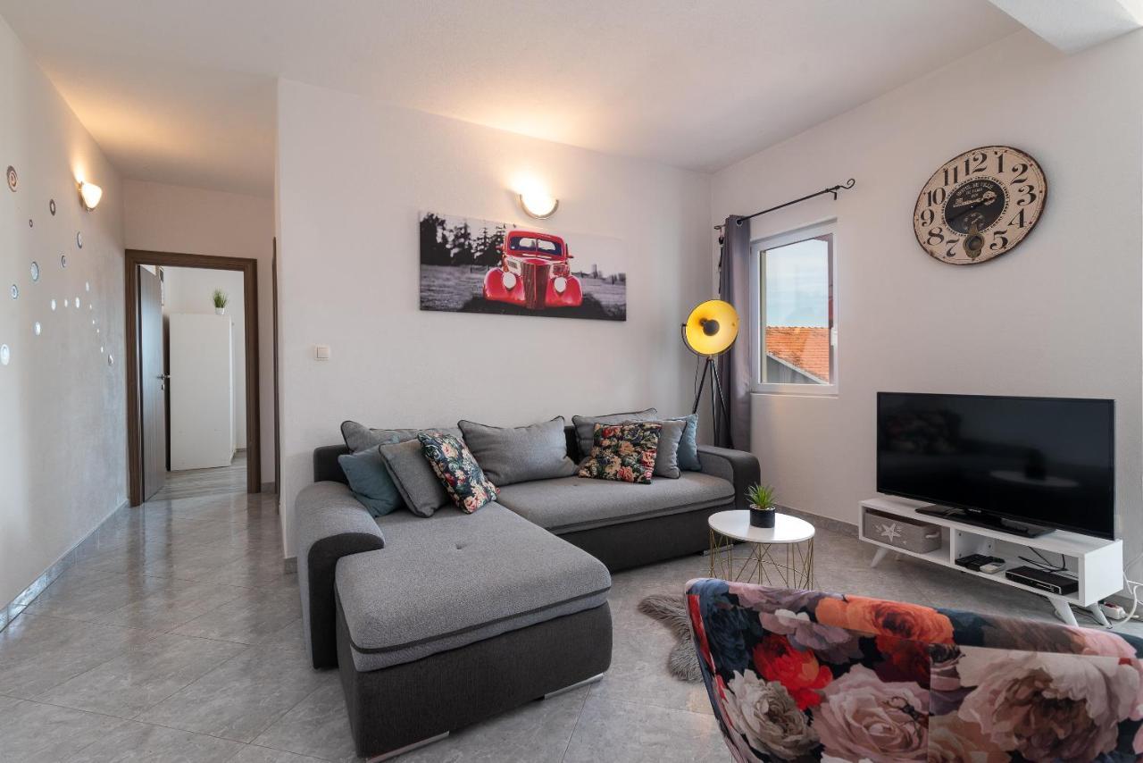 Holiday Villa Nostra โตรกีร์ ภายนอก รูปภาพ