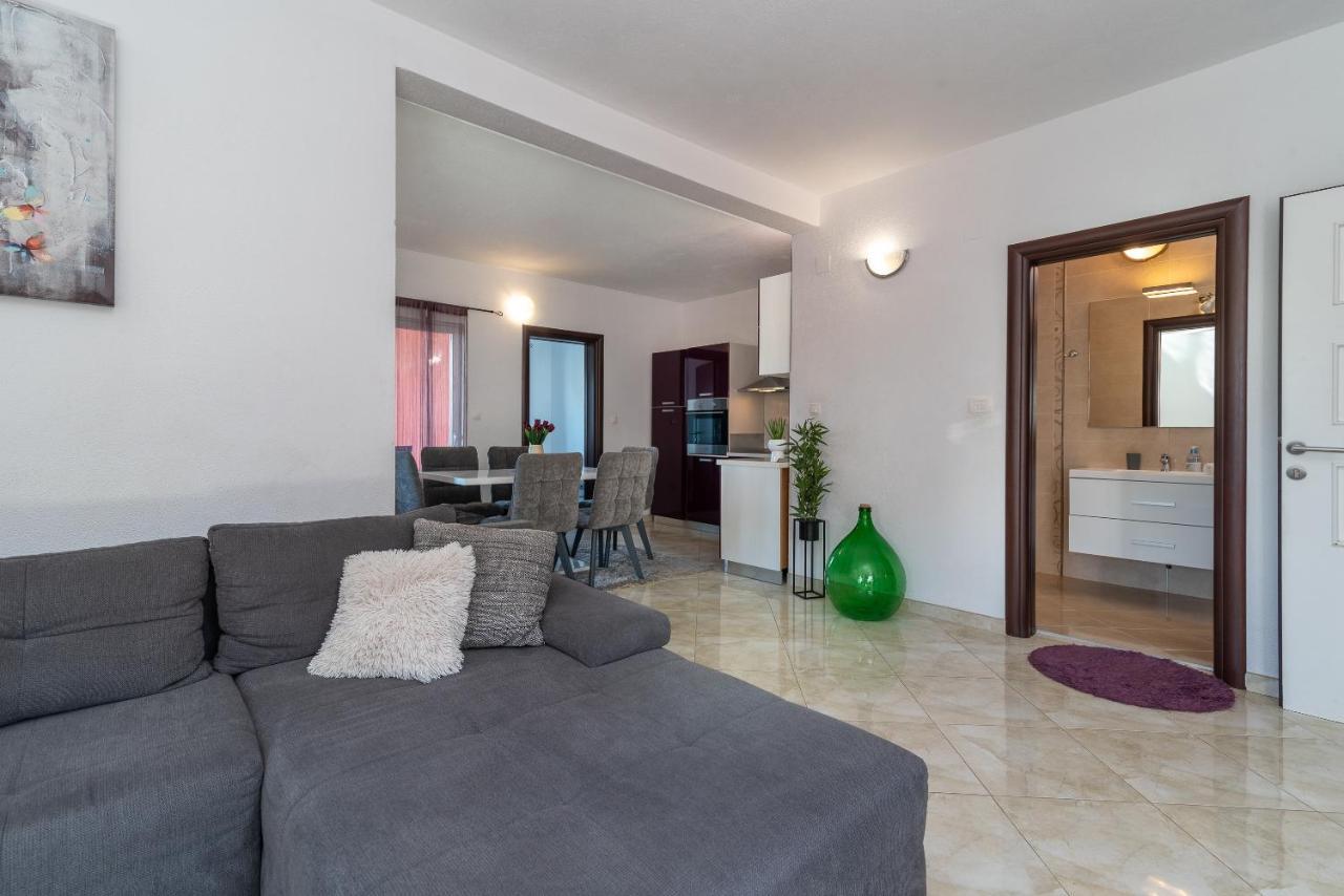 Holiday Villa Nostra โตรกีร์ ภายนอก รูปภาพ