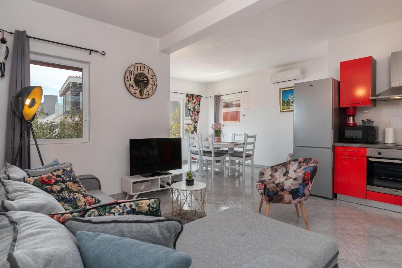Holiday Villa Nostra โตรกีร์ ภายนอก รูปภาพ