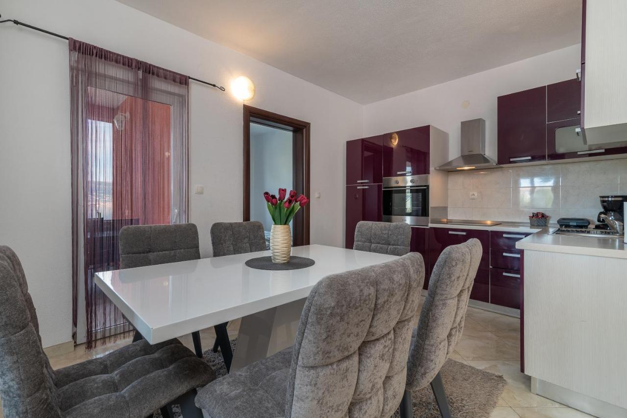 Holiday Villa Nostra โตรกีร์ ภายนอก รูปภาพ