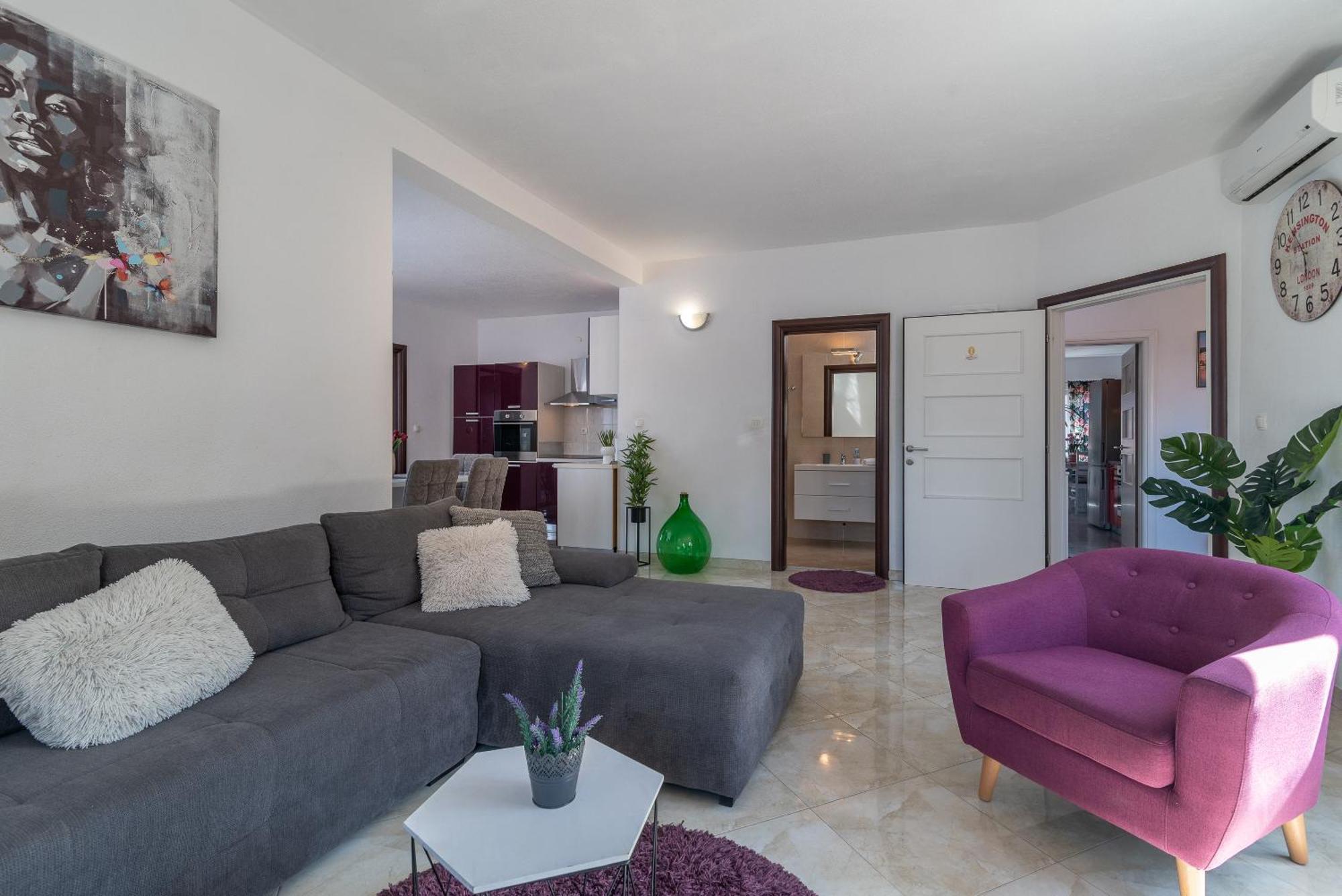 Holiday Villa Nostra โตรกีร์ ภายนอก รูปภาพ