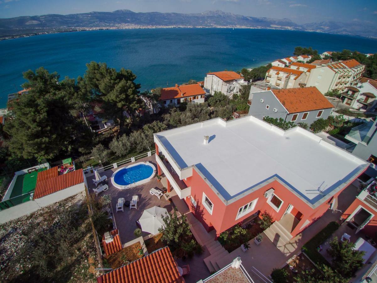 Holiday Villa Nostra โตรกีร์ ภายนอก รูปภาพ